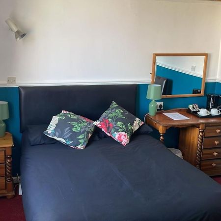 Barons Court Hotel ウォルヴァーハンプトン エクステリア 写真