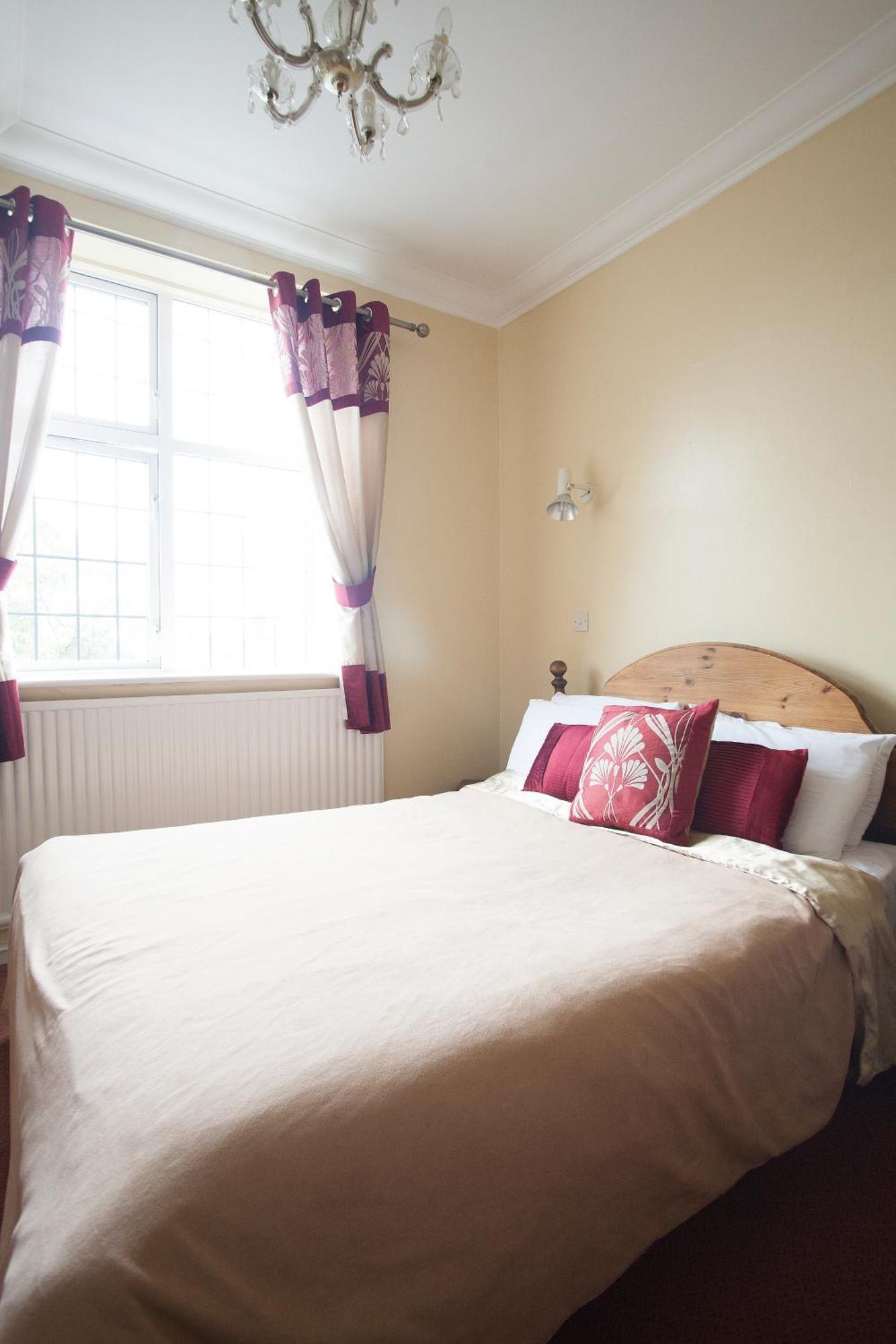 Barons Court Hotel ウォルヴァーハンプトン エクステリア 写真