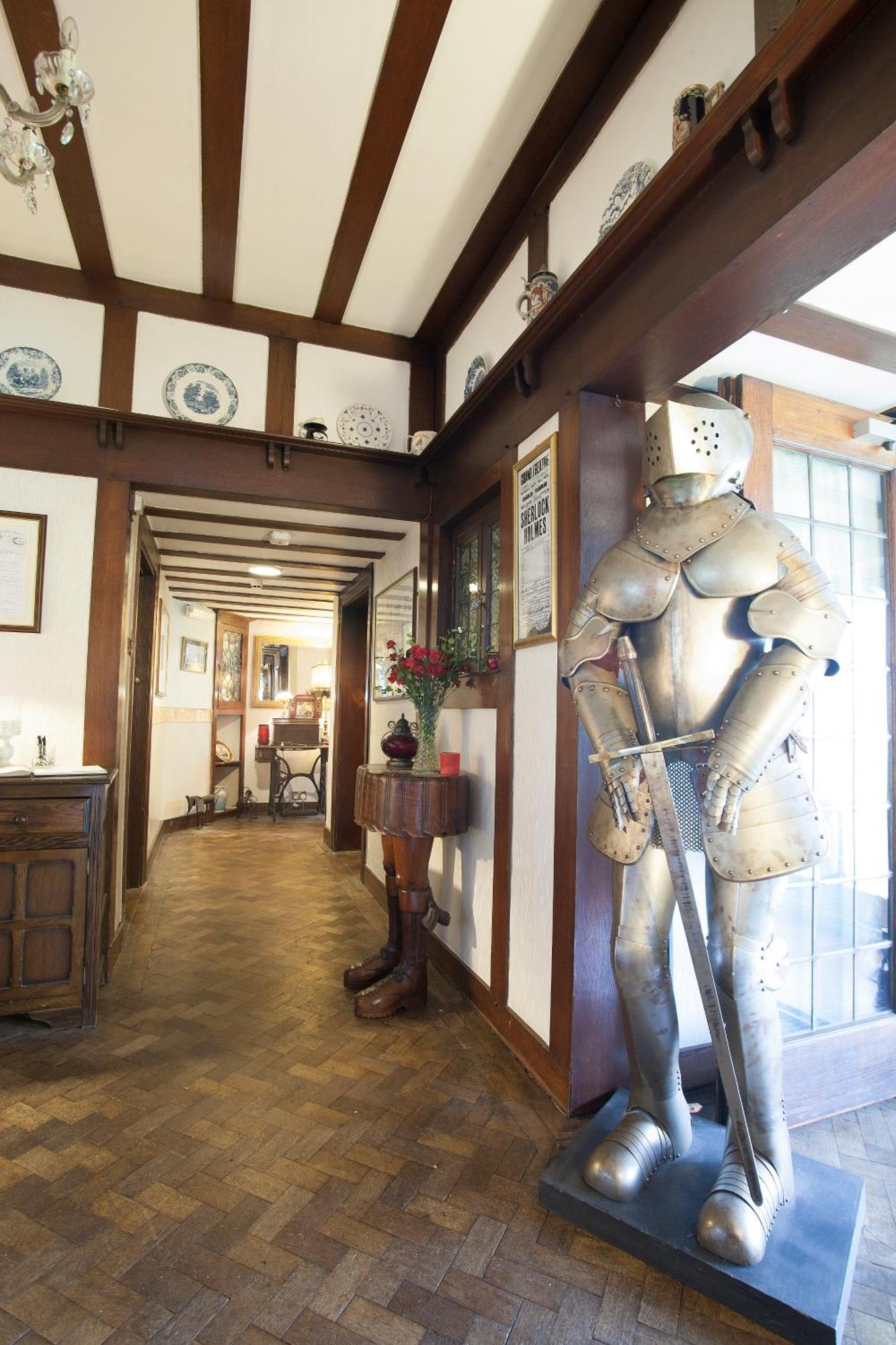 Barons Court Hotel ウォルヴァーハンプトン エクステリア 写真