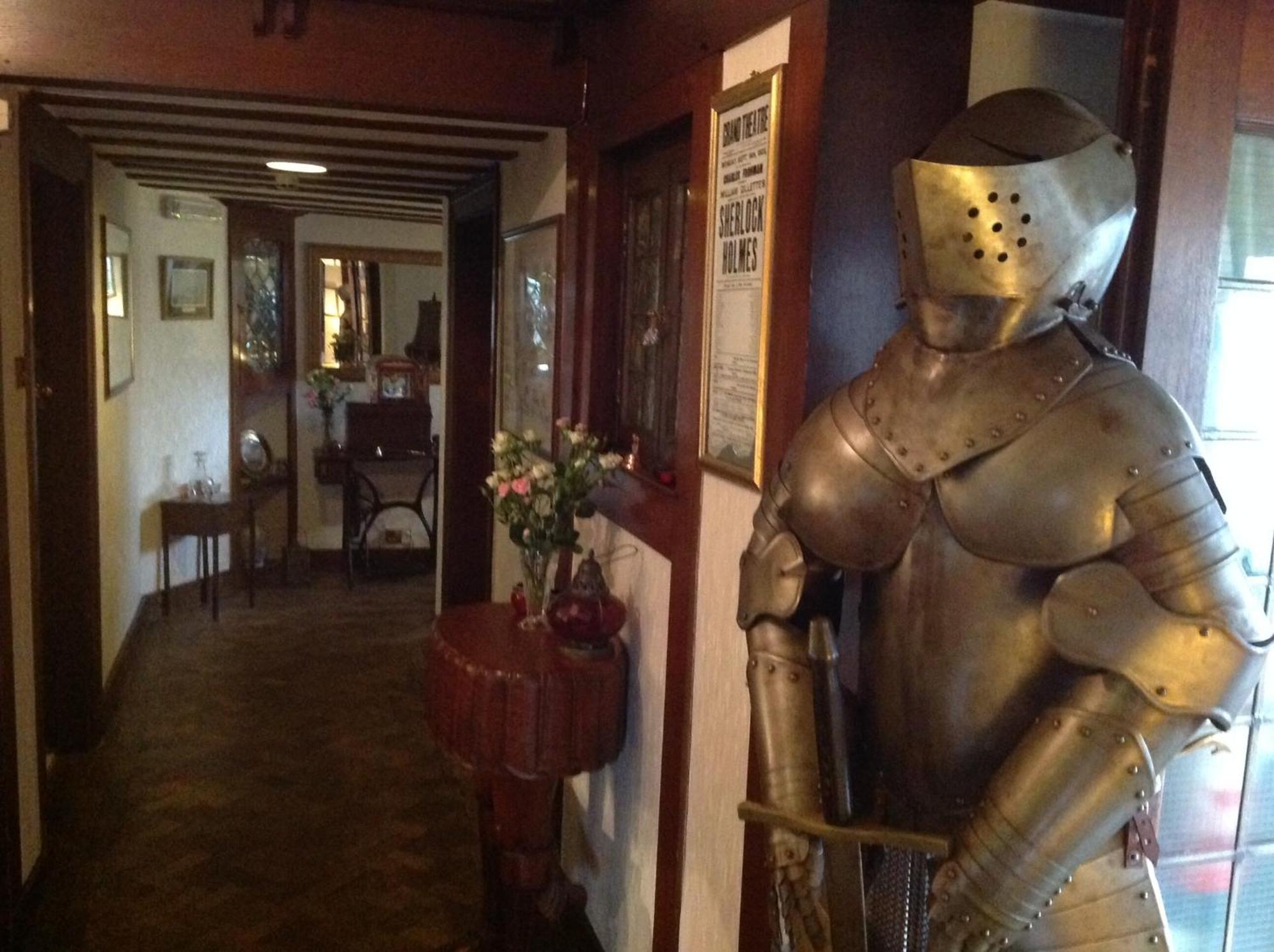 Barons Court Hotel ウォルヴァーハンプトン エクステリア 写真