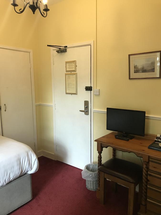Barons Court Hotel ウォルヴァーハンプトン エクステリア 写真