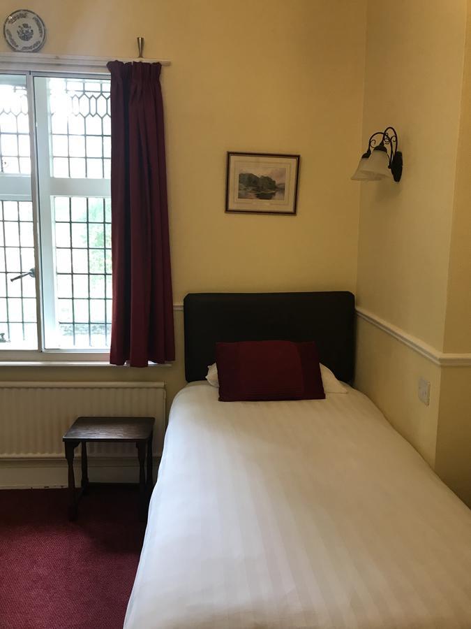 Barons Court Hotel ウォルヴァーハンプトン エクステリア 写真