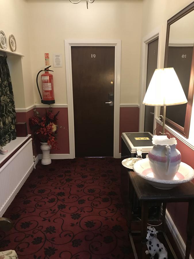 Barons Court Hotel ウォルヴァーハンプトン エクステリア 写真