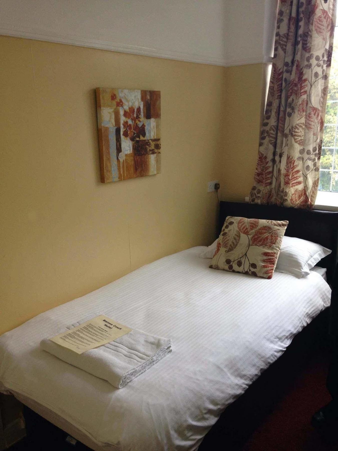 Barons Court Hotel ウォルヴァーハンプトン エクステリア 写真