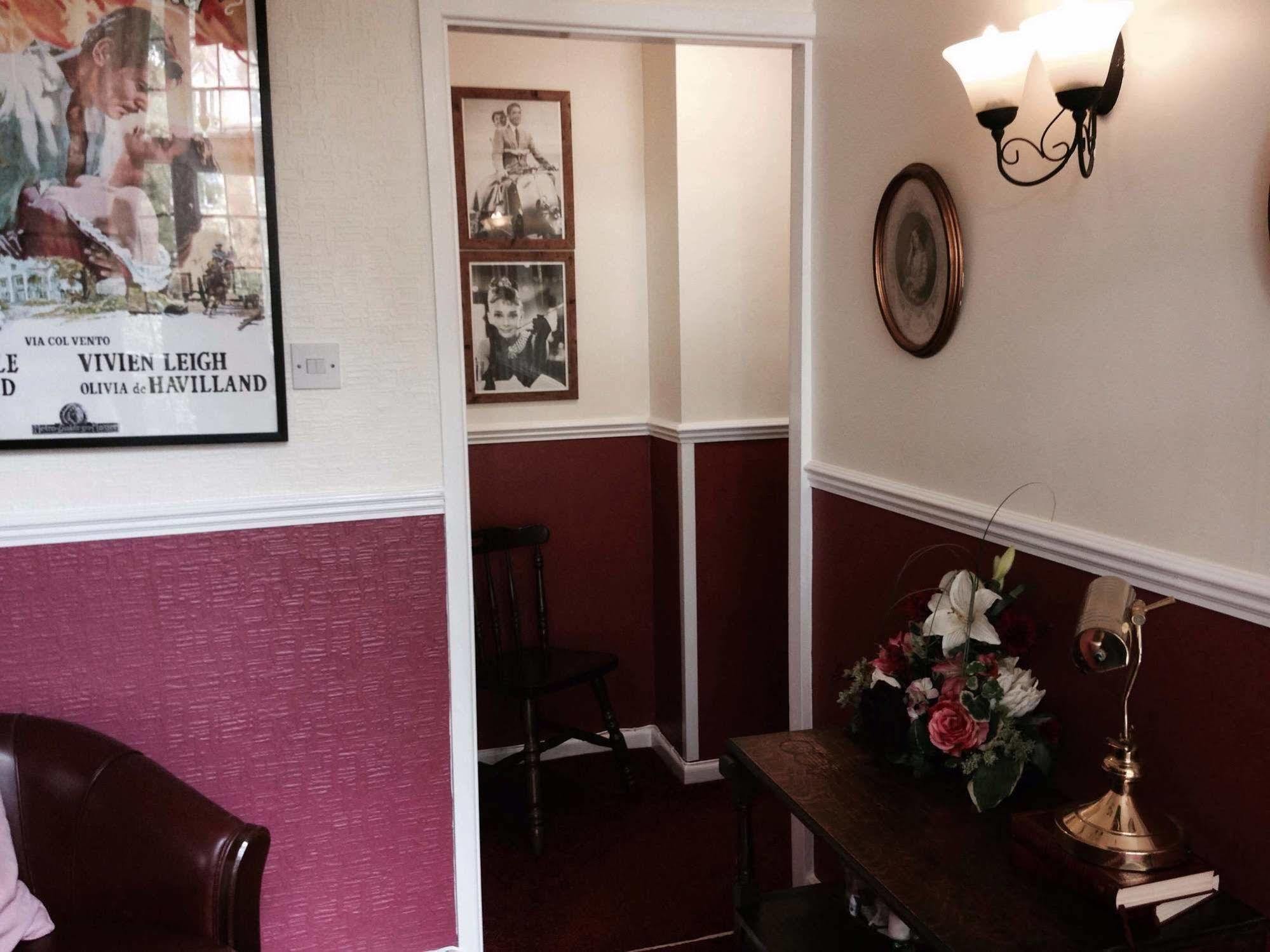 Barons Court Hotel ウォルヴァーハンプトン エクステリア 写真