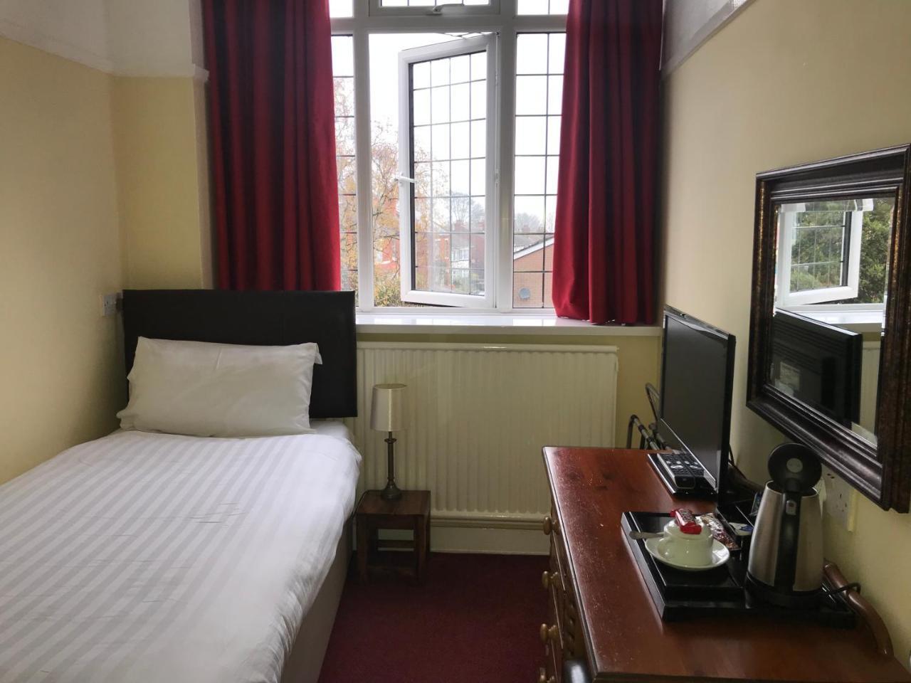 Barons Court Hotel ウォルヴァーハンプトン エクステリア 写真