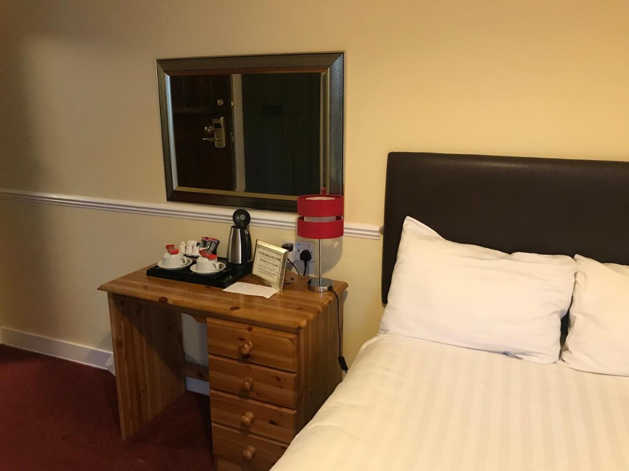 Barons Court Hotel ウォルヴァーハンプトン エクステリア 写真