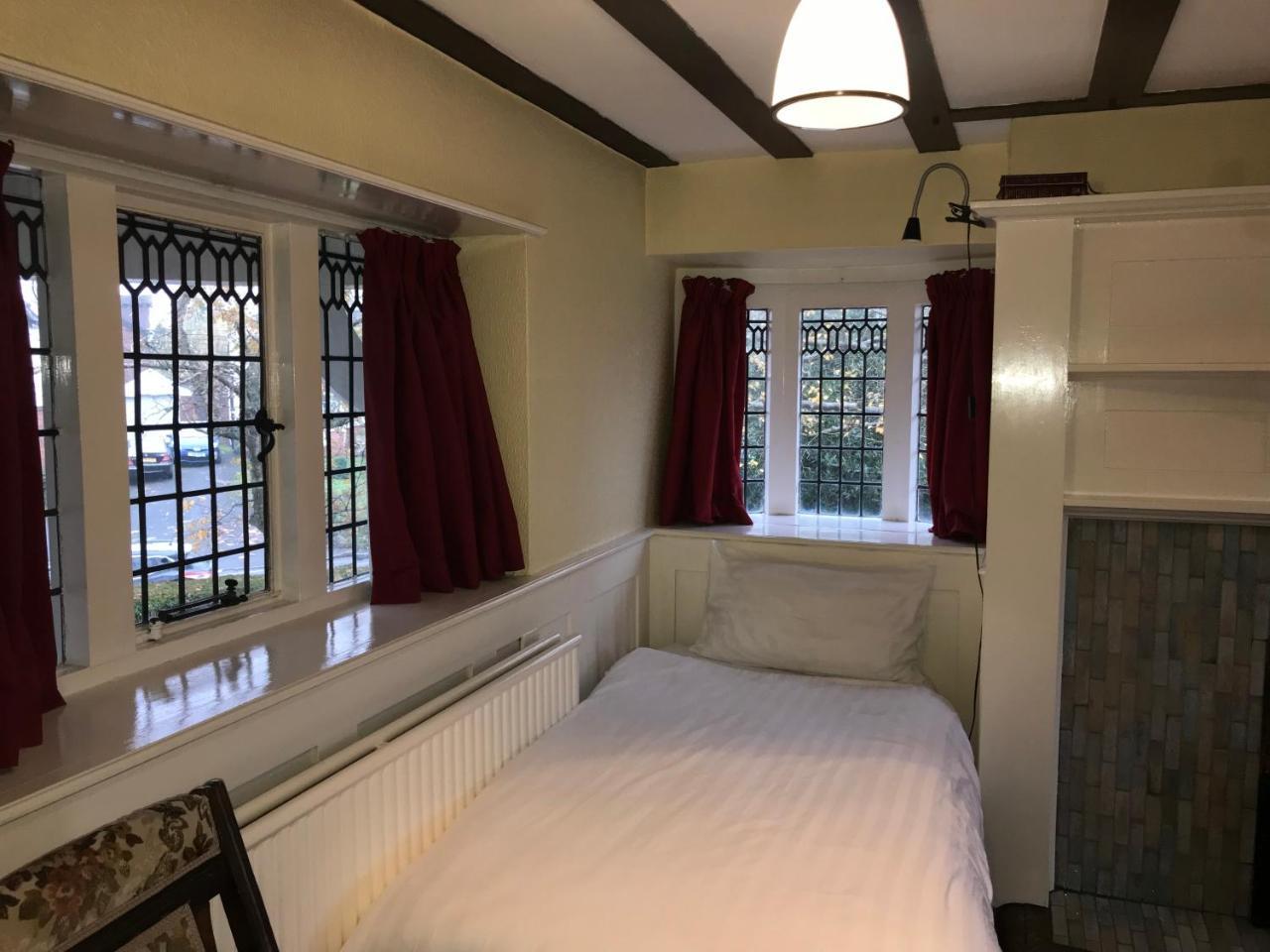 Barons Court Hotel ウォルヴァーハンプトン エクステリア 写真