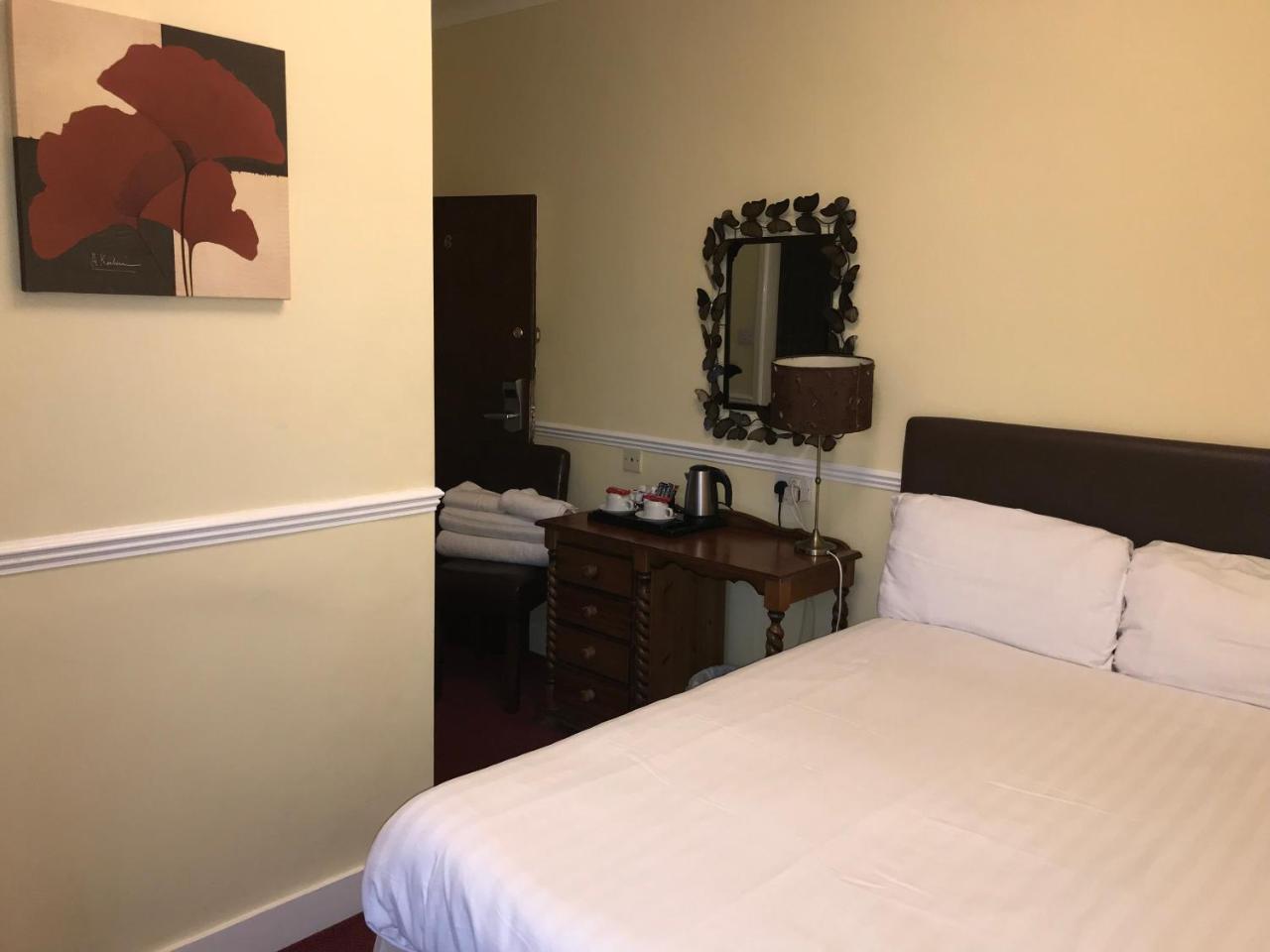 Barons Court Hotel ウォルヴァーハンプトン エクステリア 写真