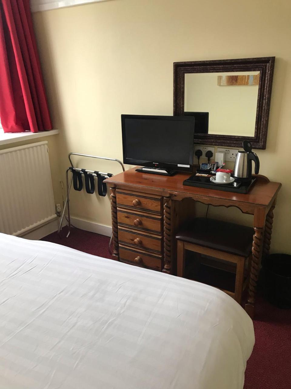 Barons Court Hotel ウォルヴァーハンプトン エクステリア 写真